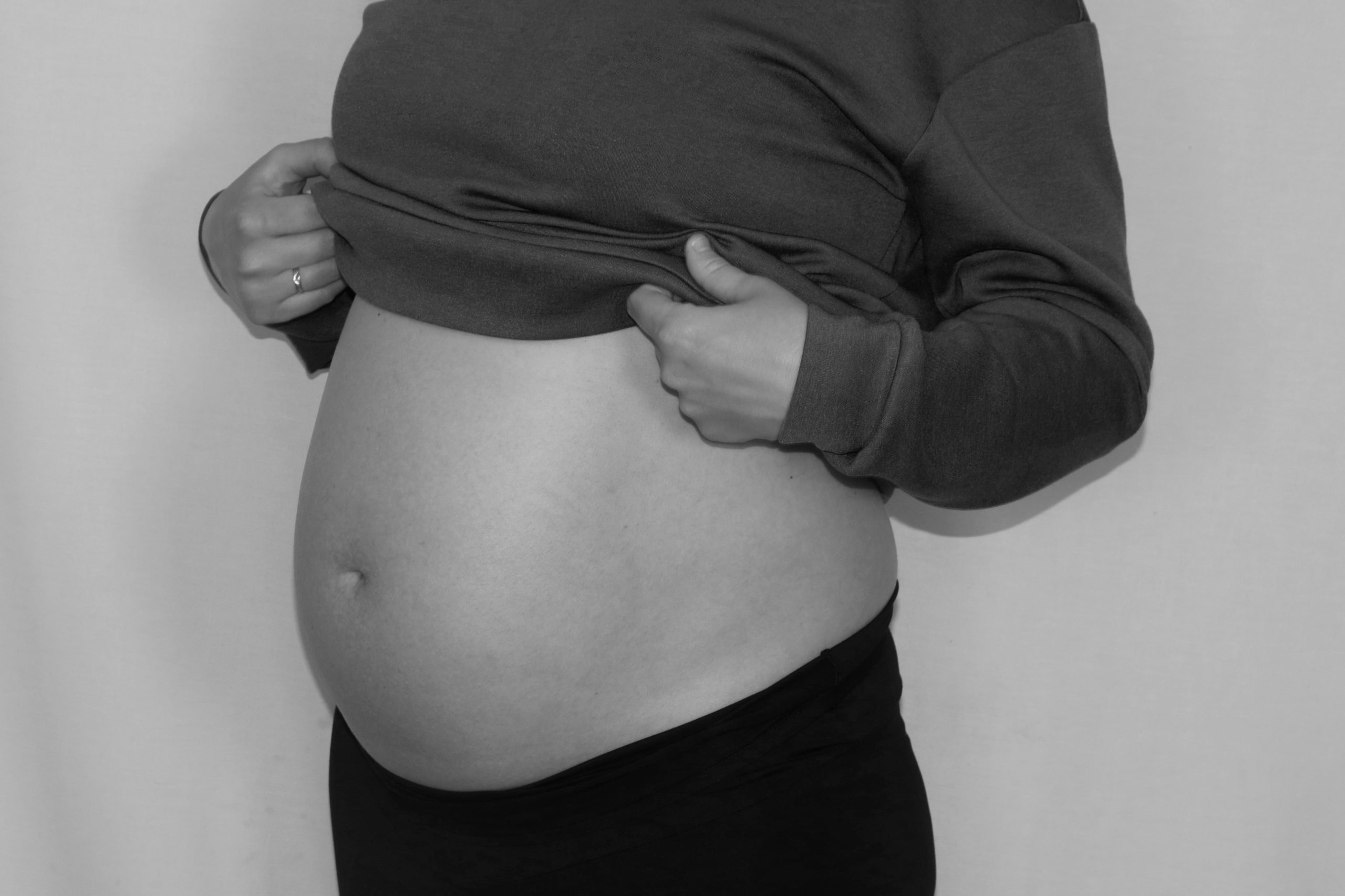 Zuri beltzezko argazkia da. Haurdun dagoen emakume bat da. Sabela ikusten zaio eta aurpegirik ez.